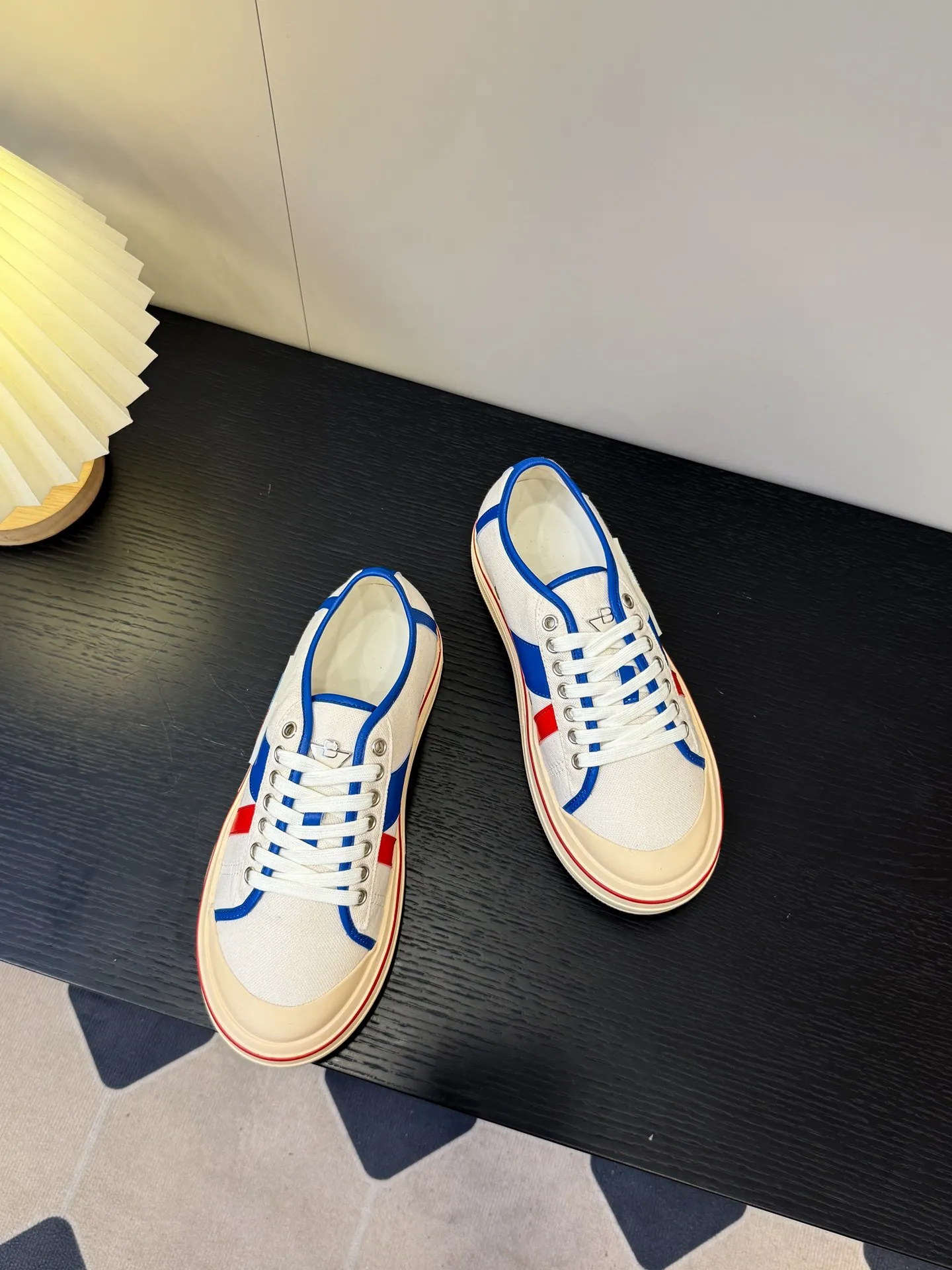 👟👟Ex-factory price 460👟👟 (Men's size +1️⃣0️⃣) BVOrbit's latest 2025 catwalk model, developed 1:1 from the original board, classic color matching elements! This is the biggest highlight of this shoe, eye-catching but not exaggerated design, super cool for daily use, super versatile whether paired with pants, sweaters or skirts, looks good no matter how you wear it, the more you look at it, the more you like it ❗️ Outsole: Original outsole color: 5 colors code number: female 35-40 male 39-44